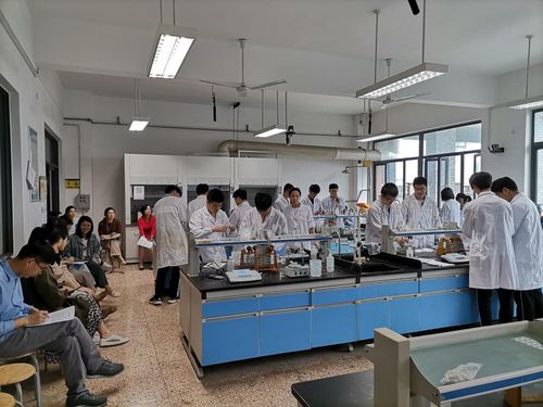 黨員示范課 陳潔老師帶領學生精準測定水中氟含量，展現生物化工技術研發的專業風采